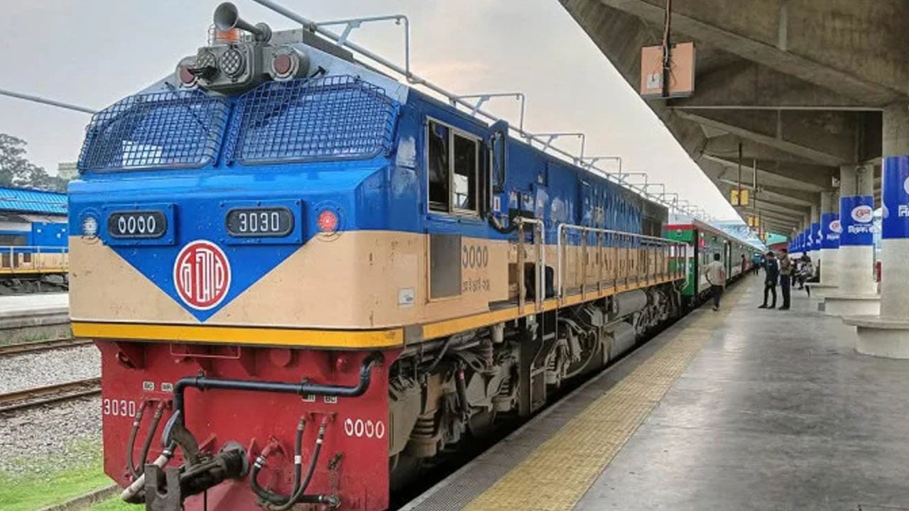 রেলের টিকেট কালোবাজারি, দুই স্টুয়ার্ট বরখাস্ত