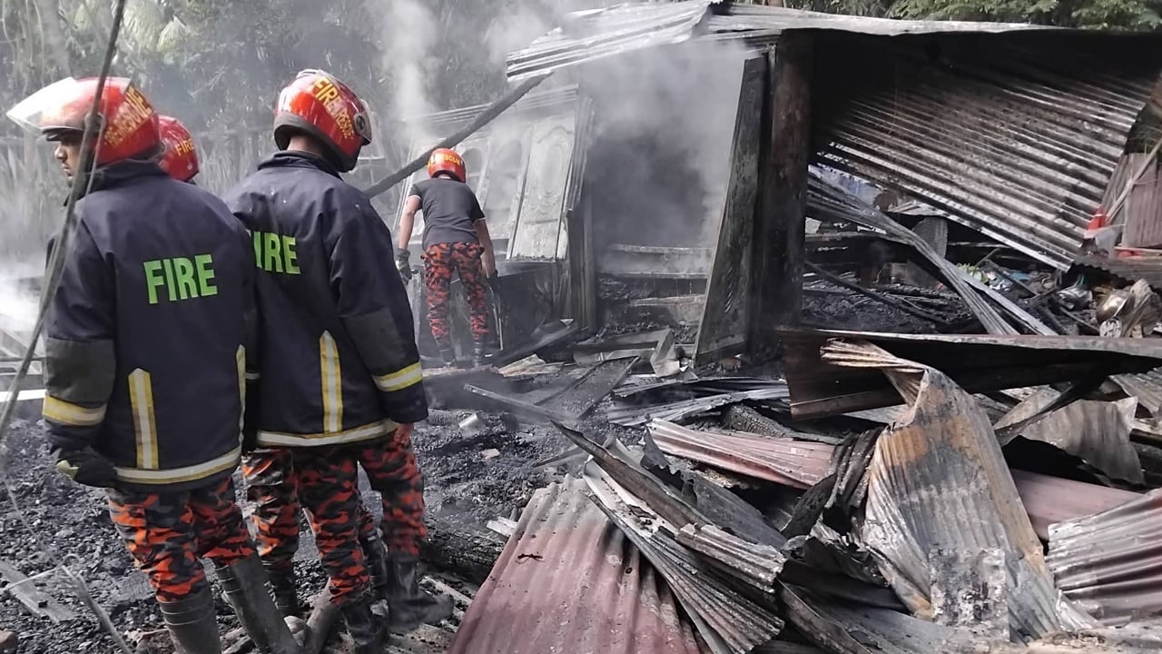 রামগঞ্জে তিন বসতঘরে আগুন, শিশুর মৃত্যু