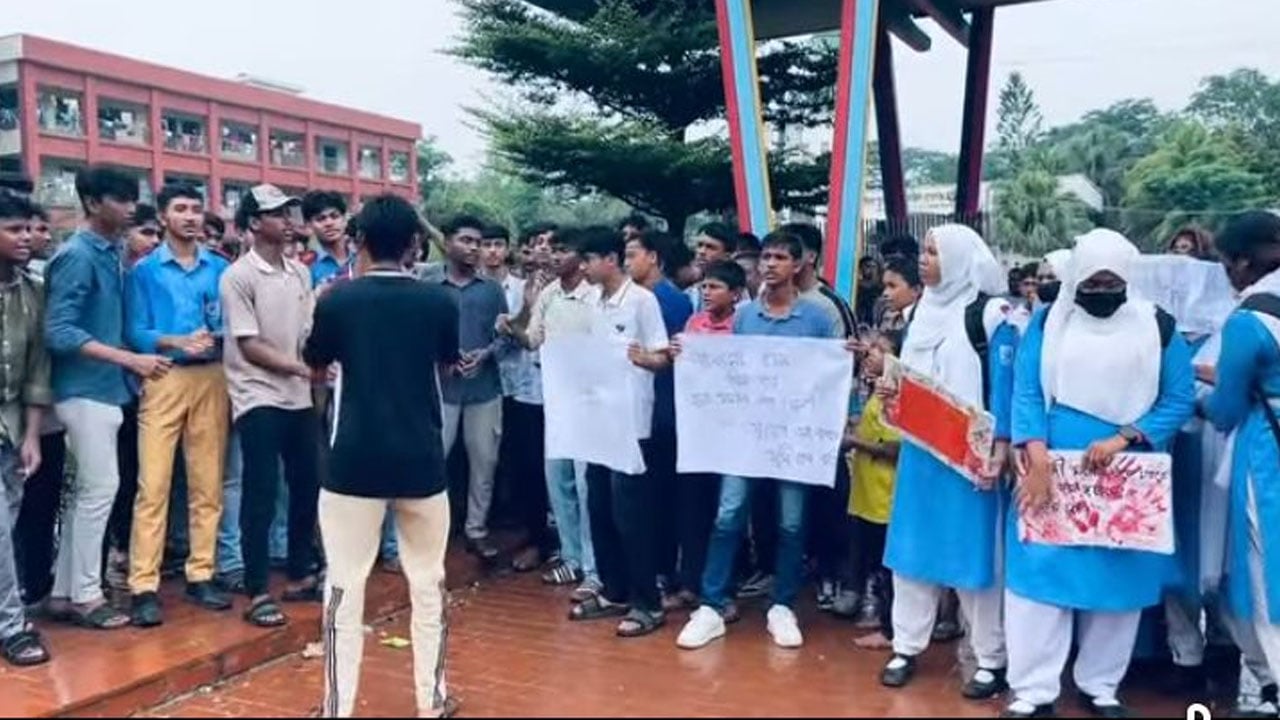 হোস্টেলে ছাত্রের মৃত্যু, অধ্যক্ষের পদত্যাগ দাবিতে বিক্ষোভ