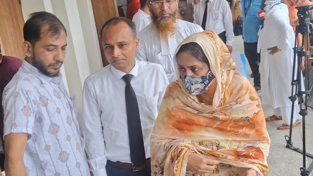 আদালতে সাক্ষ্য দিয়ে বের হচ্ছেন রামিসার মা। ছবি: আমার দেশ