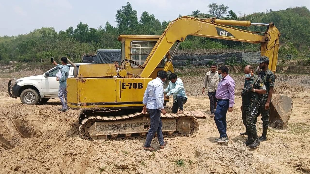 রামুতে পাহাড় কাটার বিরুদ্ধে অভিযান, এক্সক্যাভেটর জব্দ