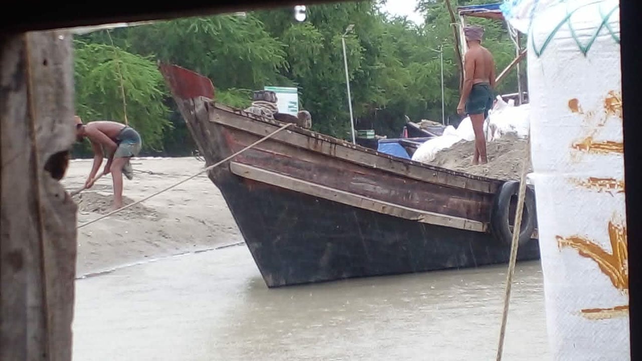 পর্যটনকেন্দ্র চর হেয়ার থেকে বালু উত্তোলনের অভিযোগ ইউপি সদস্যের বিরুদ্ধে