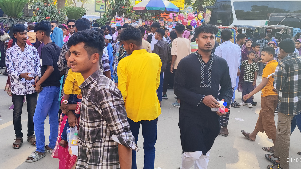 রংপুরে বিনোদন কেন্দ্রগুলোতে উপচেপড়া ভিড়