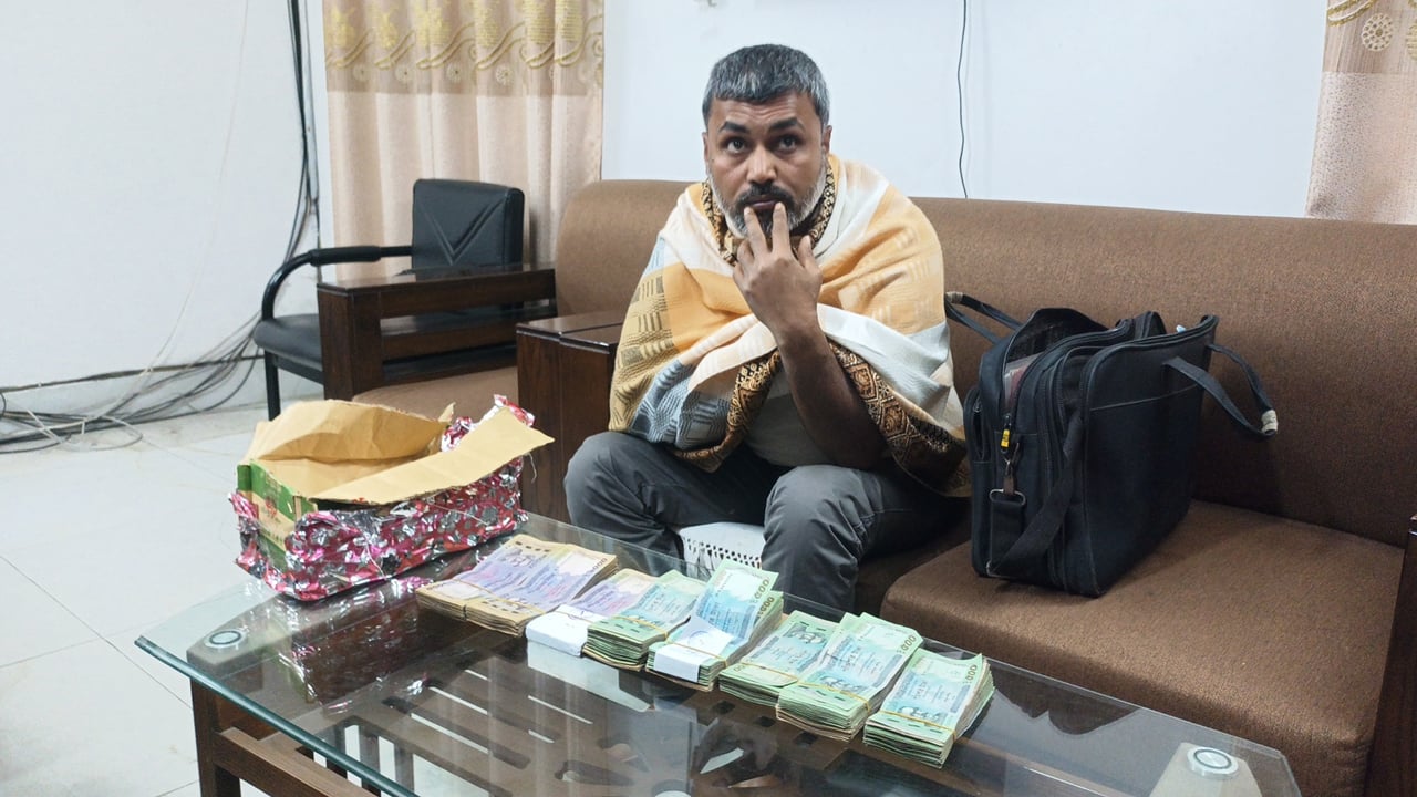 শিক্ষা কর্মকর্তাকে ঘুষ দিতে এসে ৭ লাখ টাকাসহ শিক্ষক আটক