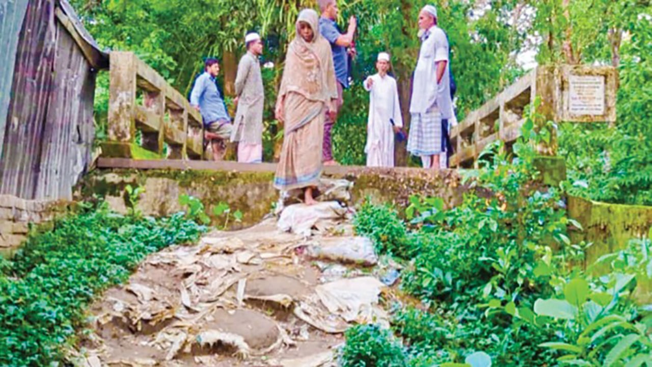 সেতুতে নেই সংযোগ সড়ক ঝুঁকি নিয়ে পারাপর