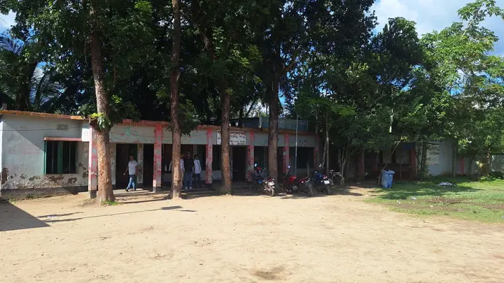 ফাটল ধরা ভবনে ঝুঁকি নিয়ে ক্লাস করছে ২০০ শিক্ষার্থী