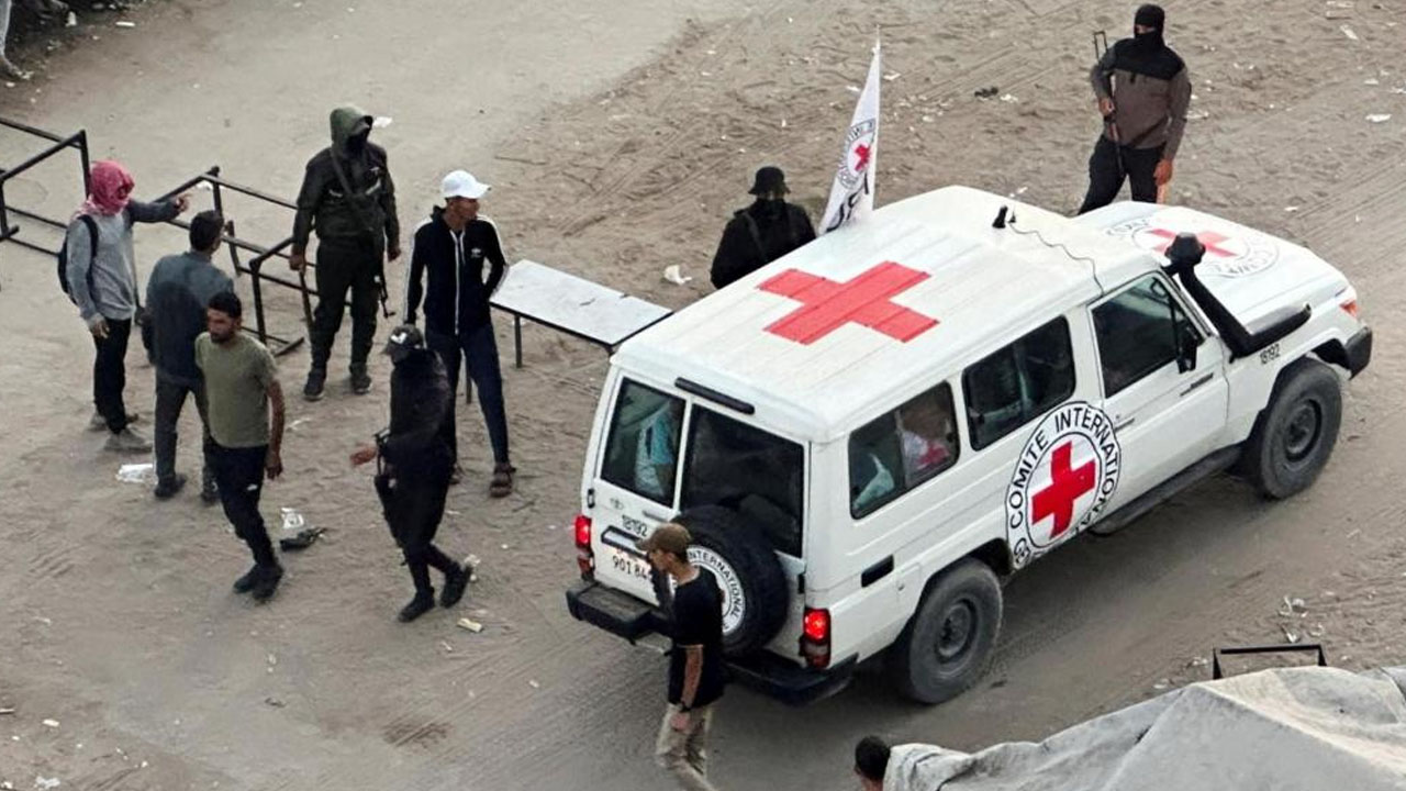 গাজায় বন্দি বিনিময় শুরু, প্রথম ধাপে ৭ জনের মুক্তি