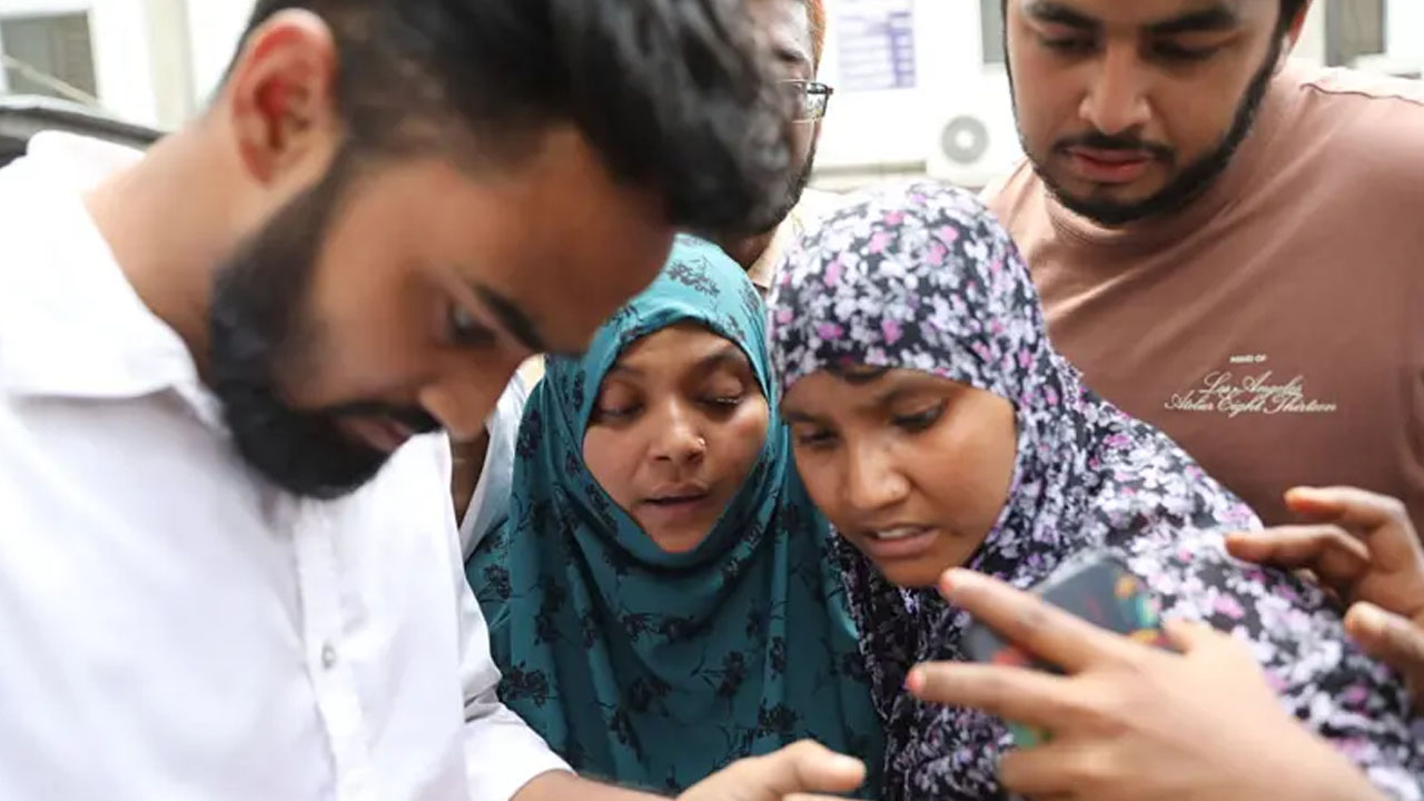 সন্তানদের ছবি হাতে হাসপাতালে খুঁজছেন অনেক স্বজন