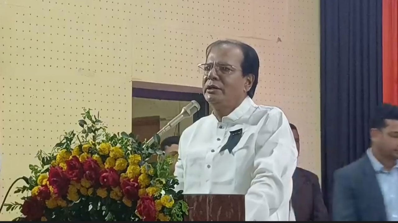 একুশের আলোক শিখা স্বাধীনতার পথ দেখিয়েছে: ত্রাণ মন্ত্রী