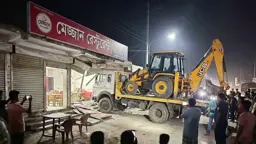 গভীর রাতে হোটেলের ভেতর ঢুকে গেল লরি, ঘটনাস্থল লাকসাম
