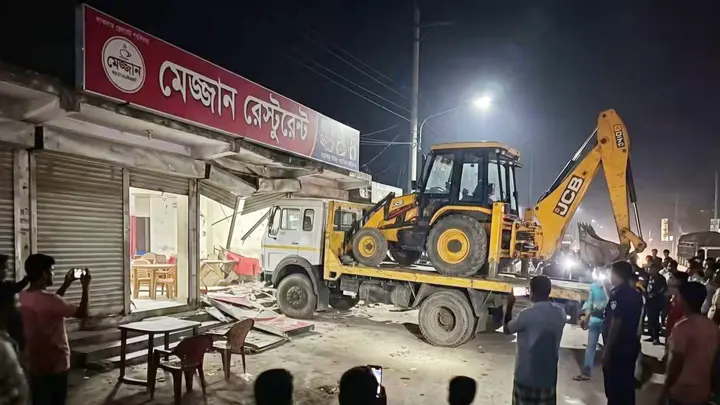 গভীর রাতে হোটেলের ভেতর ঢুকে গেল লরি, ঘটনাস্থল লাকসাম
