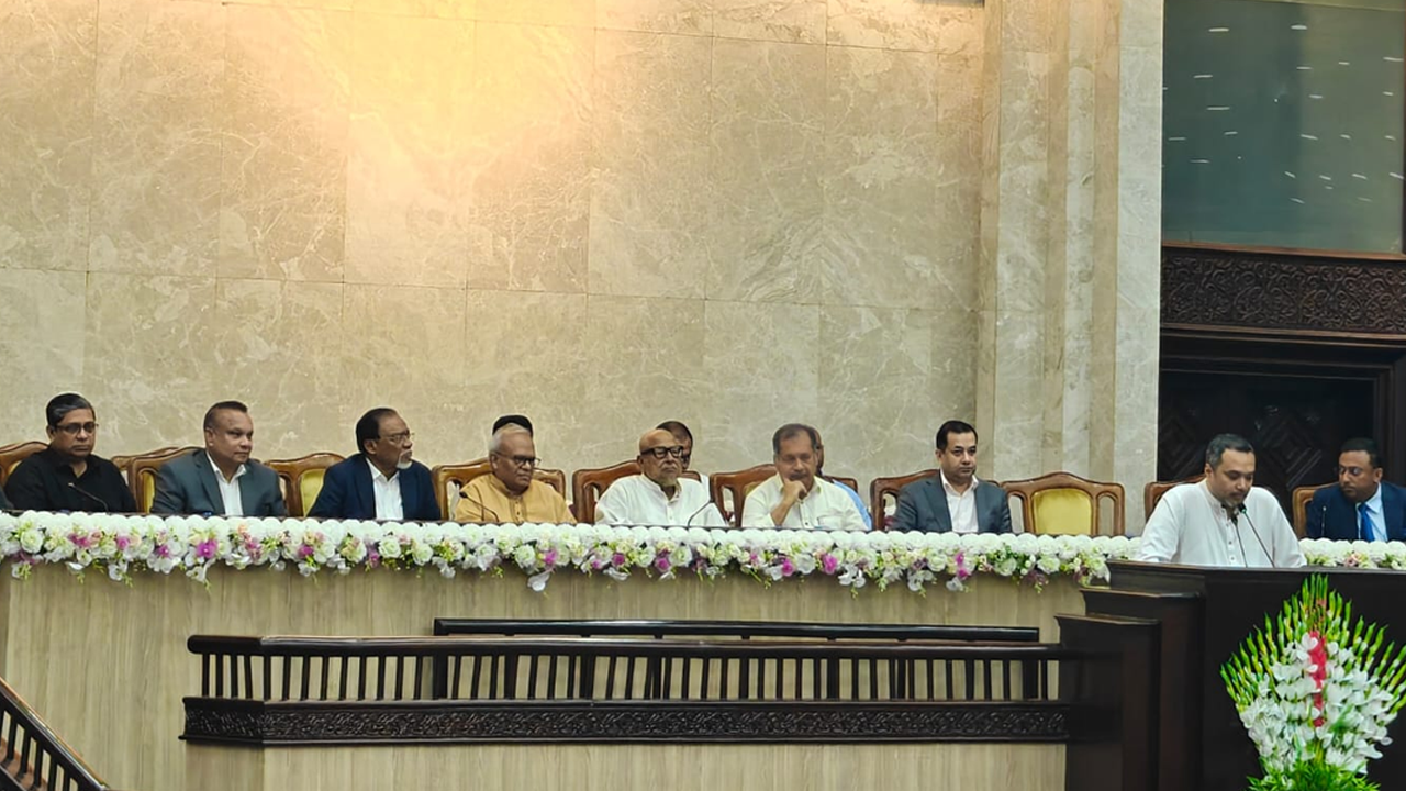 জনগণের স্বস্তির জন্য কাজ করছে সরকার: রিজভী