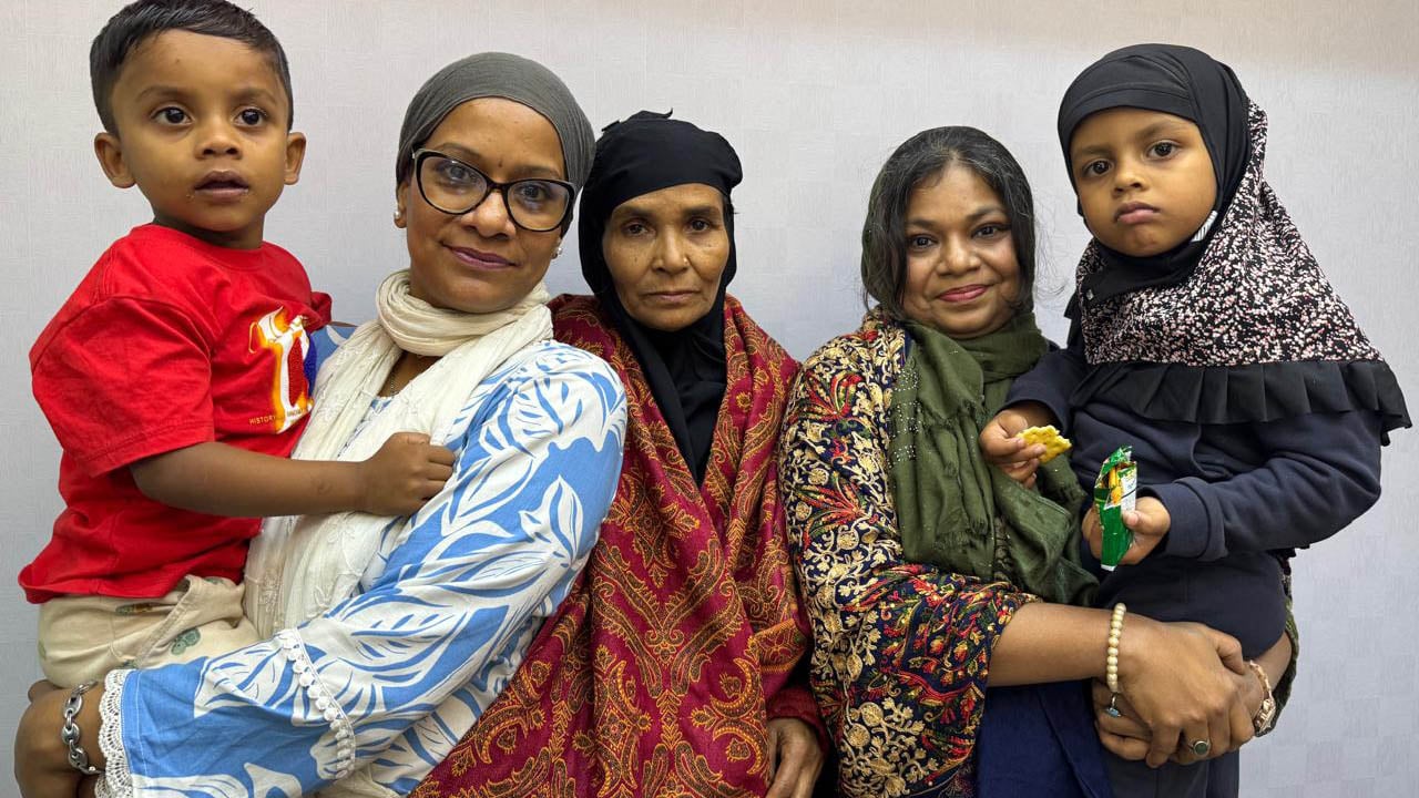 শহীদ রিয়াজুলের দুই সন্তানের দায়িত্ব নিলেন শিক্ষক