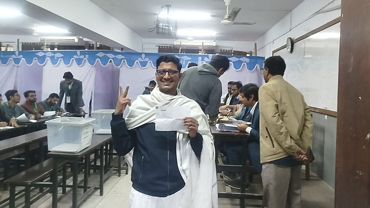 ভোট দিলেন জবিয়ান ঐক্য প্যানেলের ভিপি প্রার্থী রিয়াজুল