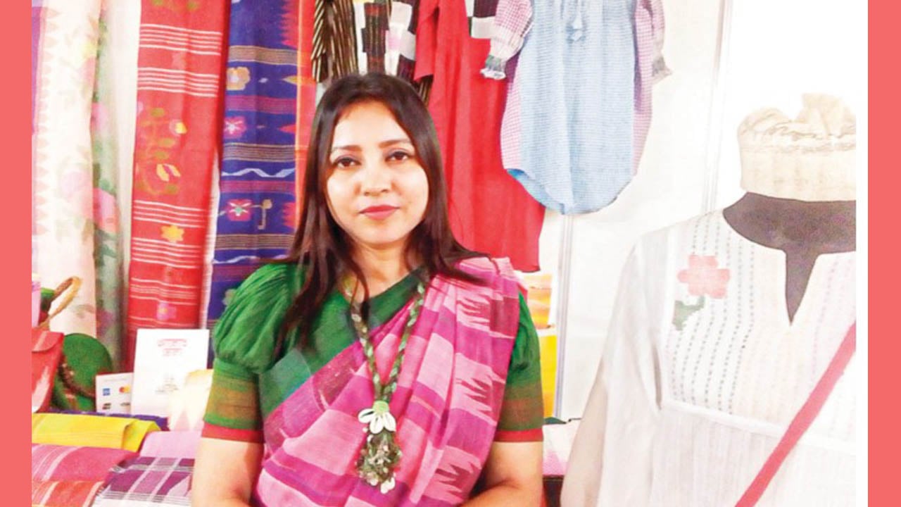 মণিপুরী শাড়ির প্রতি রিংকির ভালোবাসা