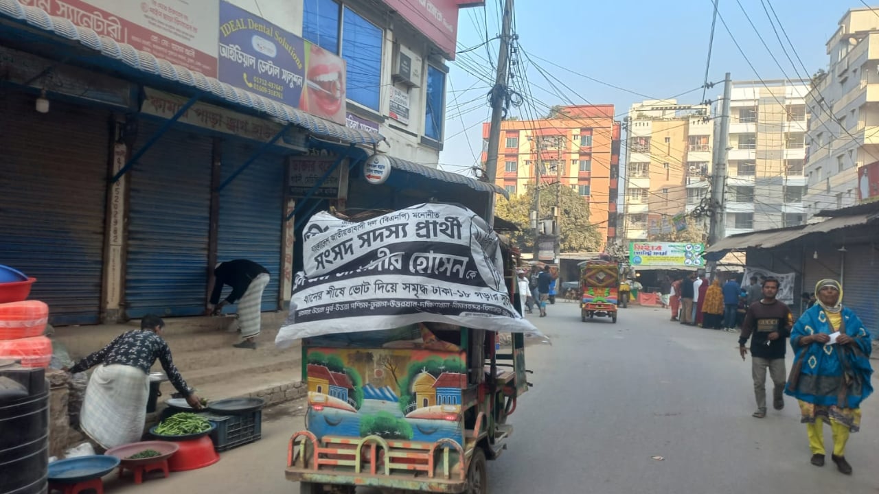 ভোটারদের নিয়ে কেন্দ্রে কেন্দ্রে ছুটছে প্রার্থীদের রিকশা