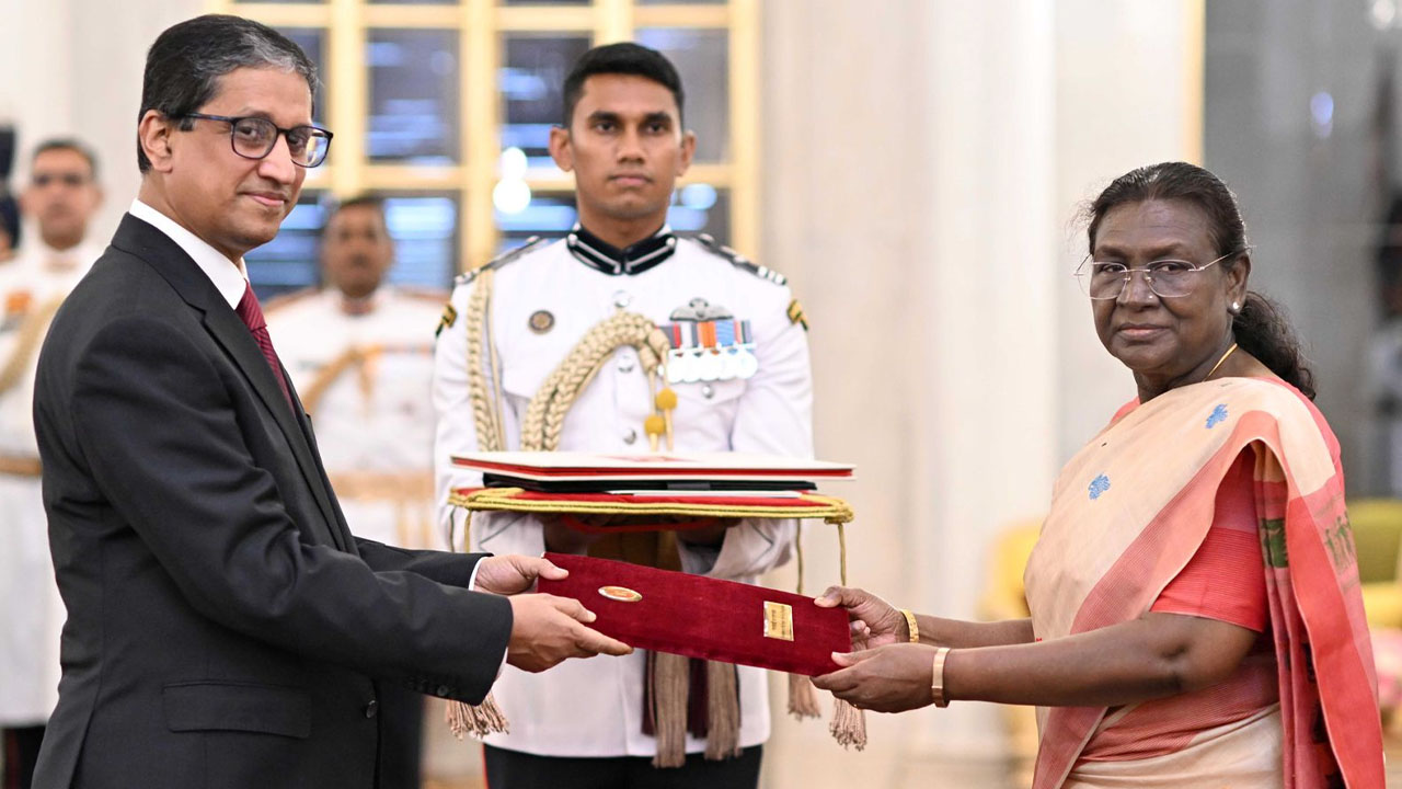 ভারতের রাষ্ট্রপতির কাছে রিয়াজ হামিদুল্লাহর পরিচয়পত্র পেশ