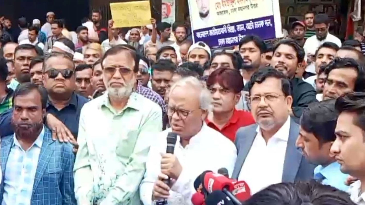 সুযোগ পেলেই বিএনপিকে ছুরিকাঘাতের চেষ্টা করেছে জামায়াত: রিজভী