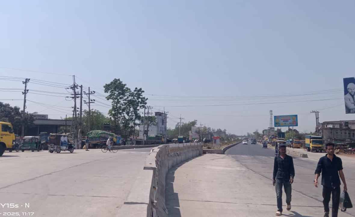 বগুড়ায় মোটর শ্রমিকের দুই নেতাকে মারপিটের ঘটনায় সড়ক অবরোধ