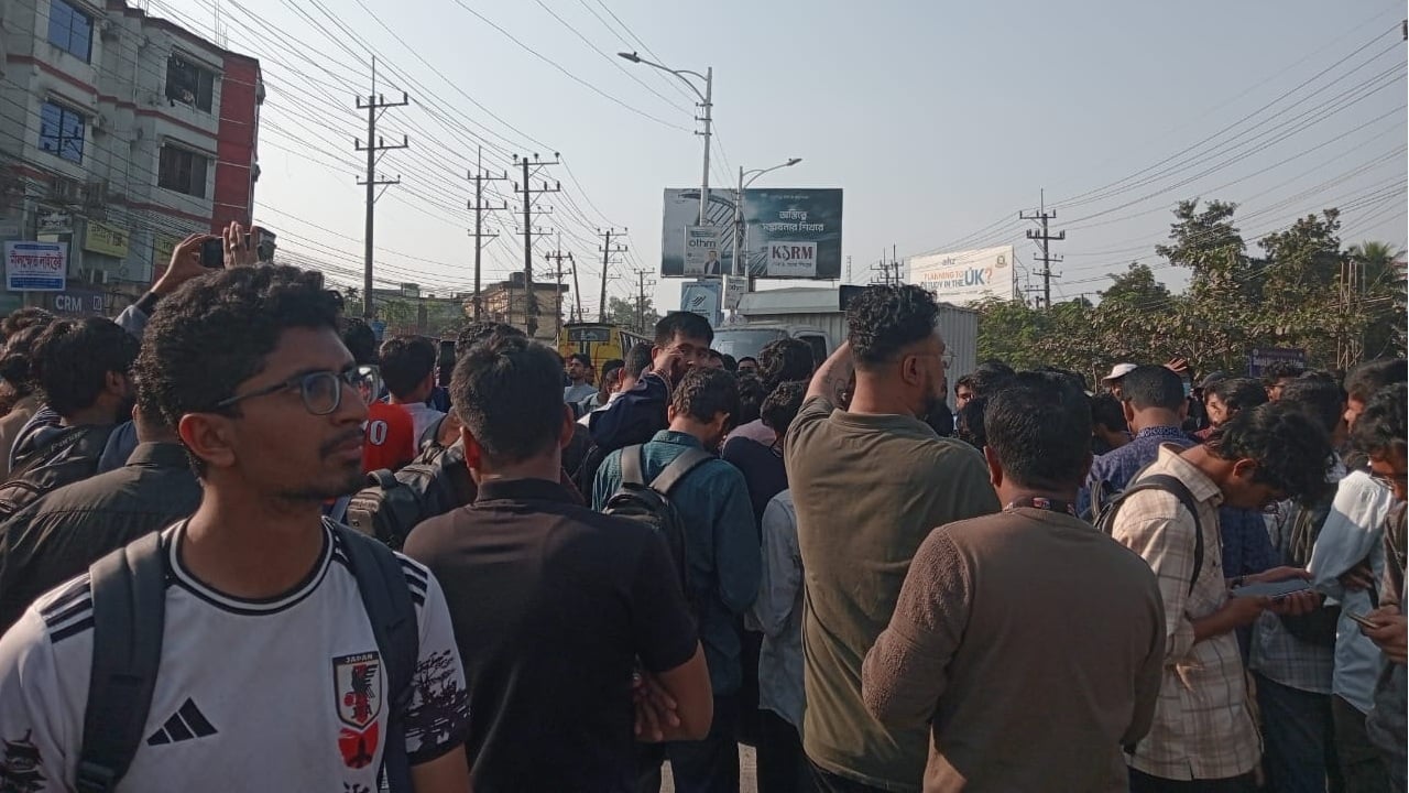 শাকসু নির্বাচনের দাবিতে শিক্ষার্থীদের মহাসড়ক অবরোধ