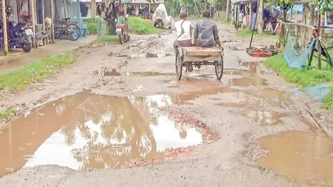 সংস্কারের অভাবে সড়কে বাড়ছে ভোগান্তি