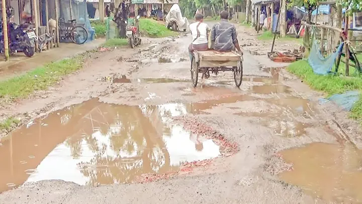 সংস্কারের অভাবে সড়কে বাড়ছে ভোগান্তি