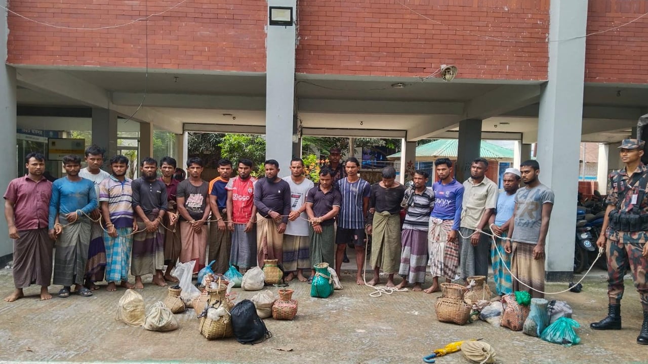 উখিয়া সীমান্তে ১৯ রোহিঙ্গা আটক