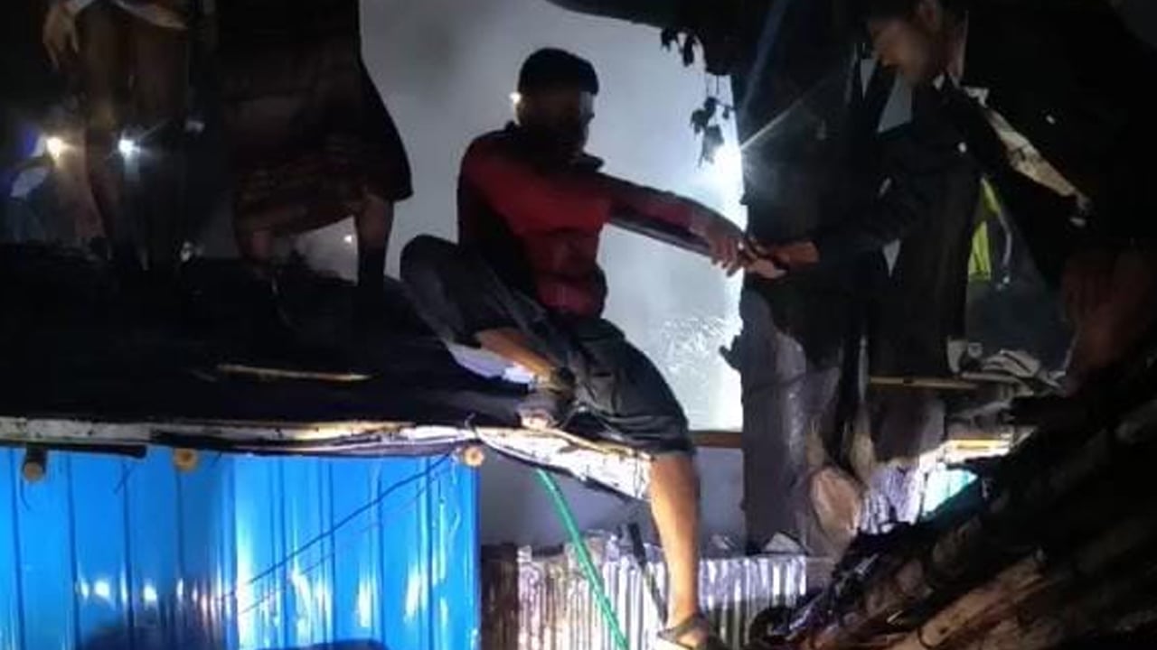 রোহিঙ্গা ক্যাম্পে ৫ ঘণ্টার ব্যবধানে হাসপাতালসহ পুড়ল ঘরবাড়ি