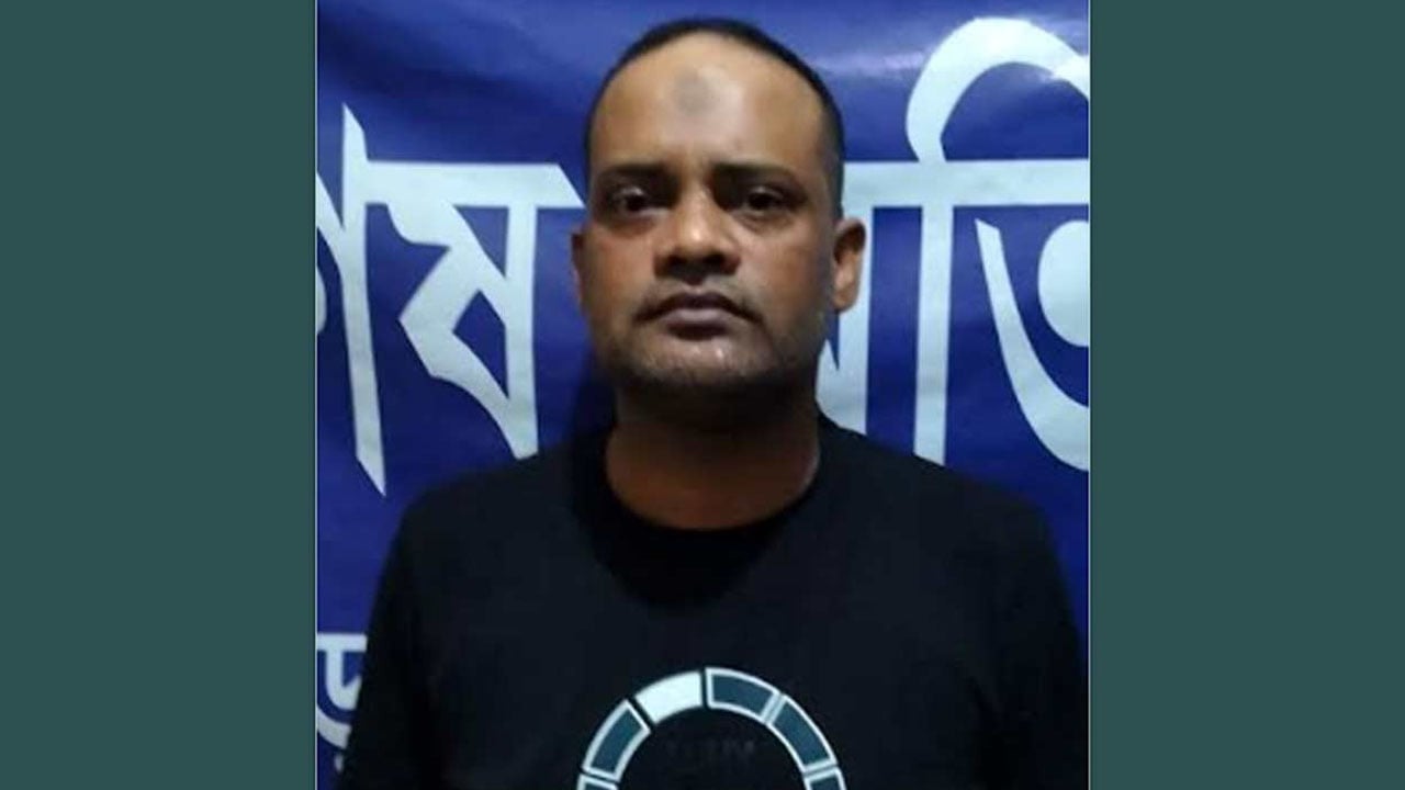মাস্ক পরে জুলাই স্মৃতিস্তম্ভে আগুন, সাবেক ছাত্রলীগ নেতা আটক
