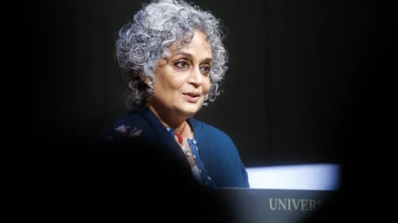 বার্লিন চলচ্চিত্র উৎসবের আমন্ত্রণ ফেরালেন অরুন্ধতী রায়