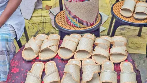 শীতলপাটি থেকে স্যান্ডেল তৈরির উদ্যোগ রাবির চার শিক্ষার্থীর 