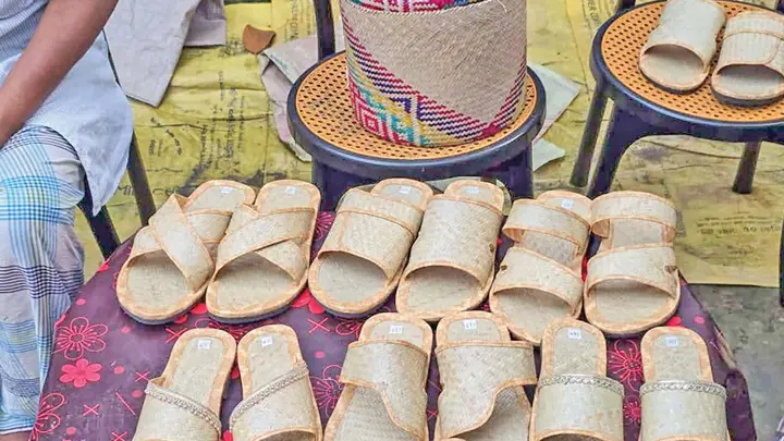 শীতলপাটি থেকে স্যান্ডেল তৈরির উদ্যোগ রাবির চার শিক্ষার্থীর 
