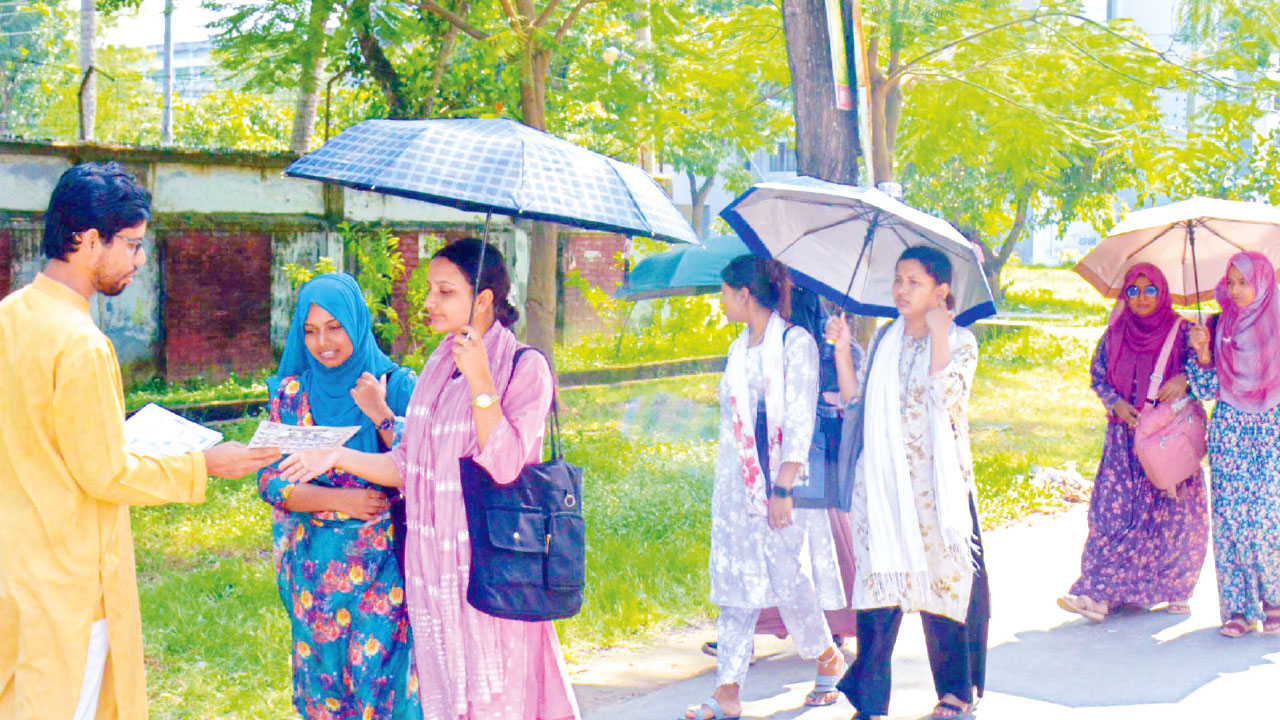 শেষ মুহূর্তের প্রচারে মুখর রাবি ক্যাম্পাস, উচ্ছ্বসিত শিক্ষার্থীরা