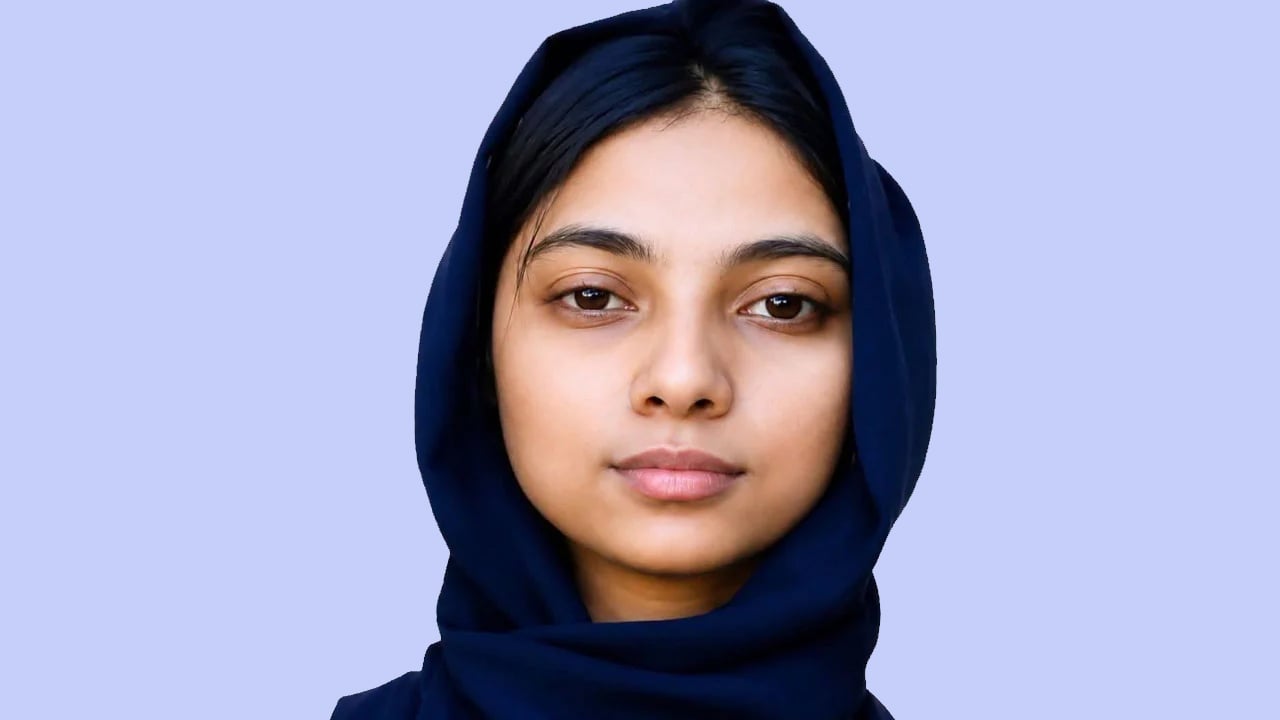 দারিদ্র্য জয় করে ৭৫ লাখ টাকার বৃত্তি পেলেন ছাতকের রুহি