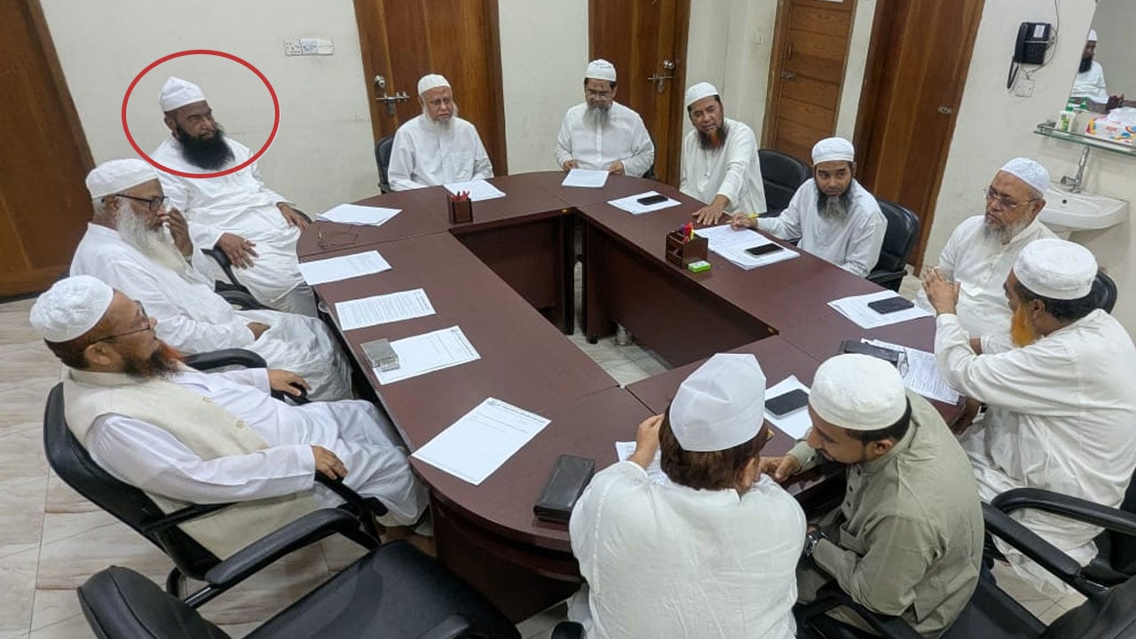 হাসিনাকে ‘কওমি জননী’ উপাধি দেওয়া মুফতি রুহুল আমিন শিক্ষাবোর্ডের সভায়