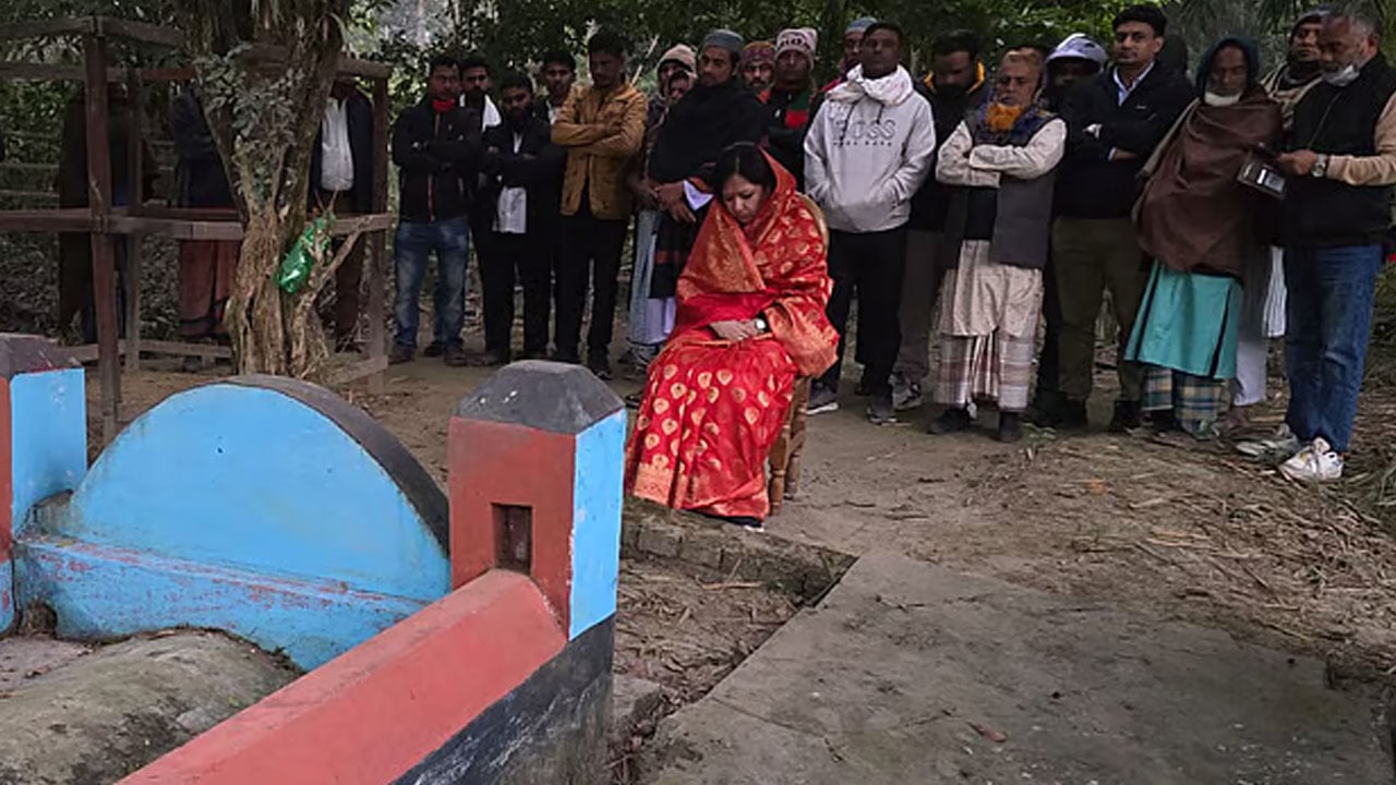 নির্বাচনি প্রচারণায় রুমিন ফারহানা, করলেন দাদা-দাদির কবর জিয়ারত
