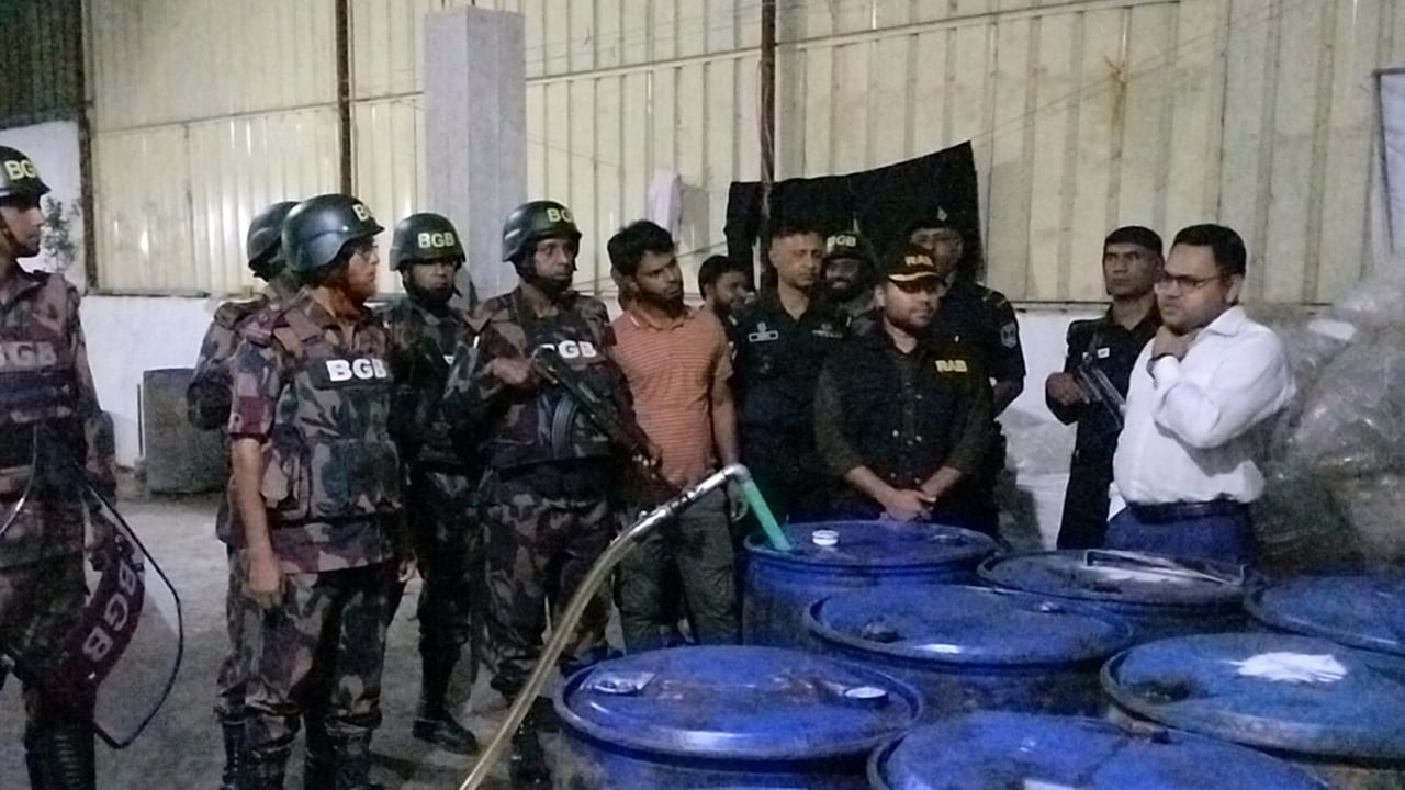 রূপগঞ্জে গোডাউনে মিলল ২ হাজার লিটার সয়াবিন তেল