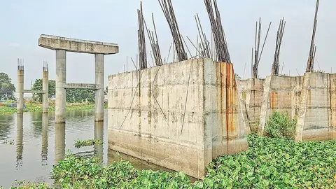 রূপগঞ্জে ২৩ বছরেও চালু হয়নি বালু নদের সেতু