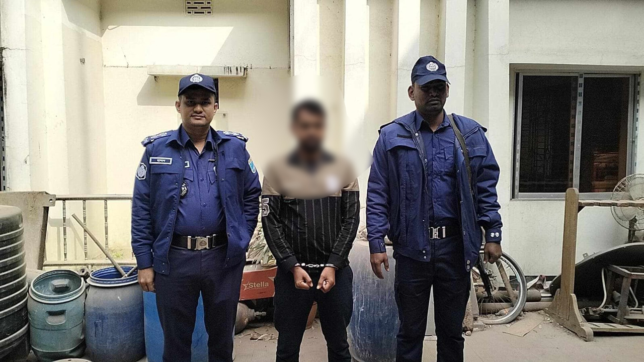 রূপগঞ্জে দেশীয় অস্ত্র ও ইয়াবাসহ মাদক কারবারি গ্রেপ্তার