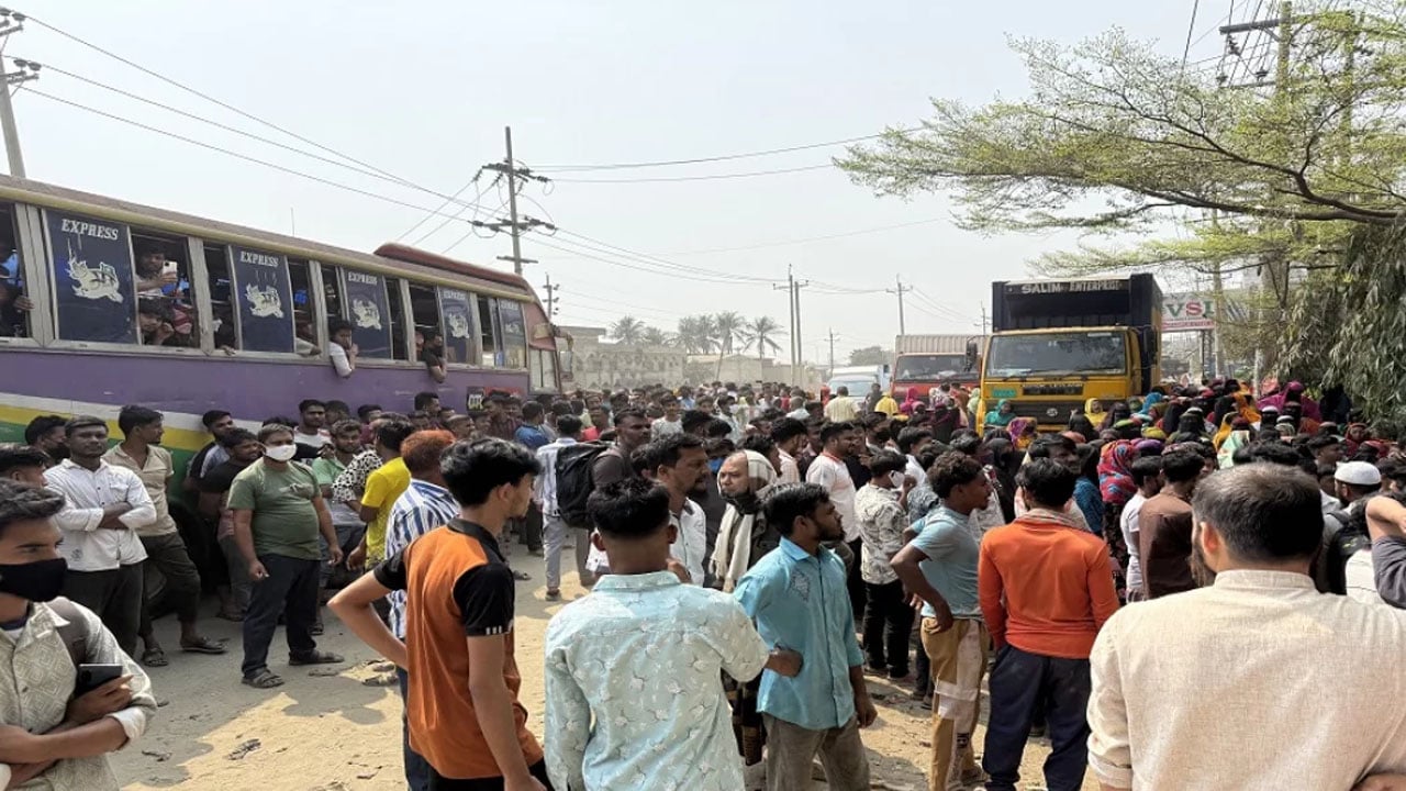 রূপগঞ্জে বকেয়া বেতনের দাবিতে শ্রমিকদের মহাসড়ক অবরোধ