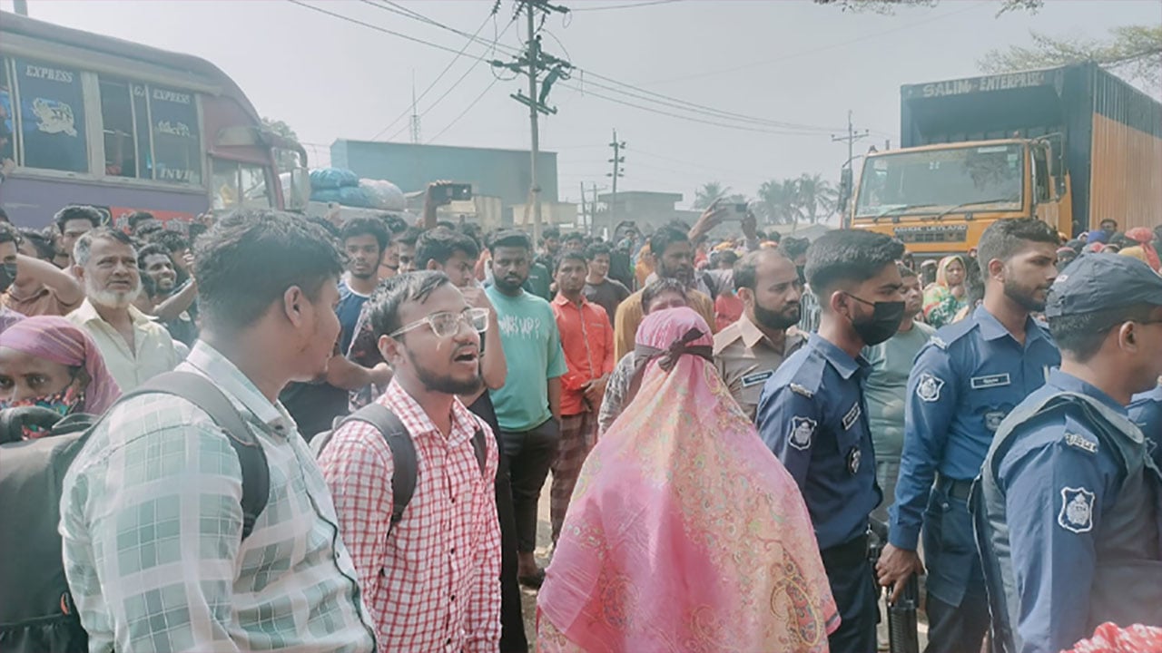 রূপগঞ্জে বকেয়া বেতনের দাবিতে মহাসড়ক অবরোধ শ্রমিকদের
