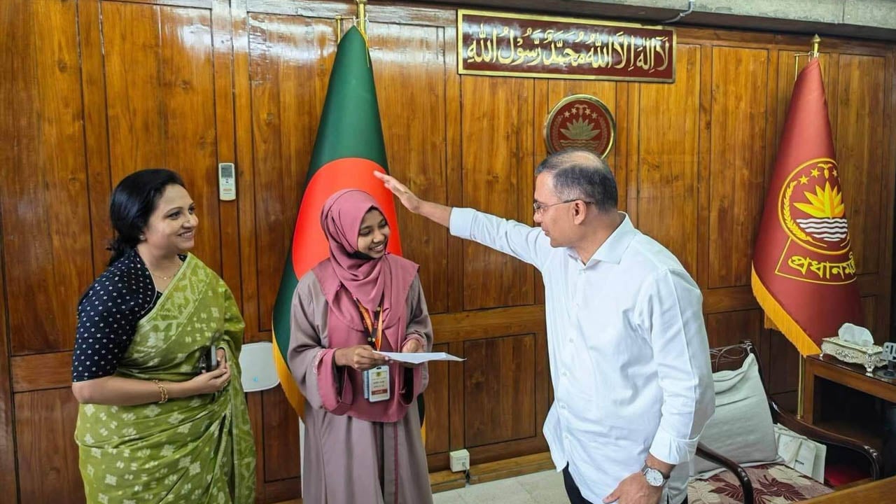 অর্থকষ্টেও থামেনি ফাতেমার স্বপ্ন, ৫ লাখ টাকার সহায়তায় চিকিৎসক হওয়ার পথে
