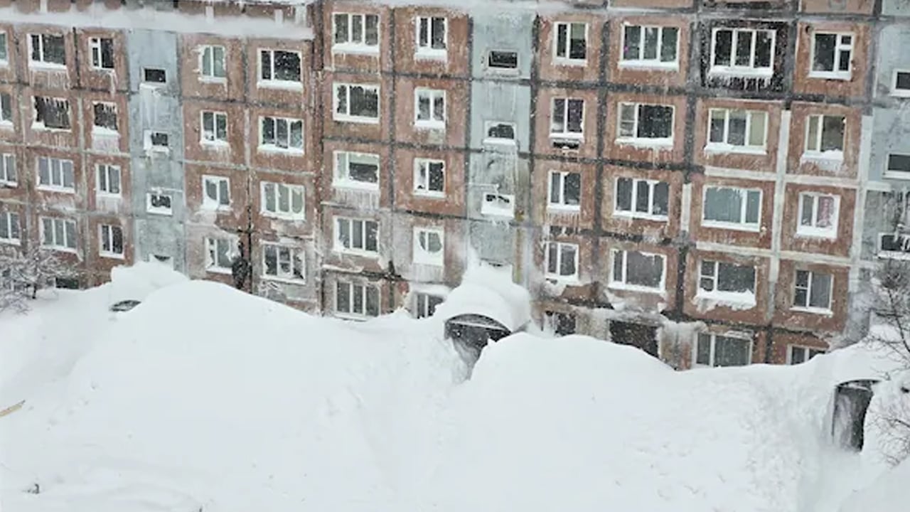 ৪০ ফুট বরফে চাপা পড়েছে রাশিয়ার কামচাটকা অঞ্চল