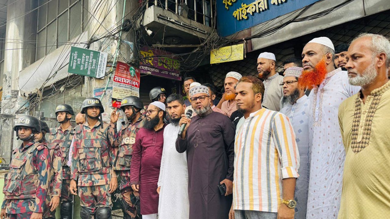 সদরঘাটে অগ্নিকাণ্ডে ক্ষতিগ্রস্ত ব্যবসায়ীদের পাশে ড. মান্নান