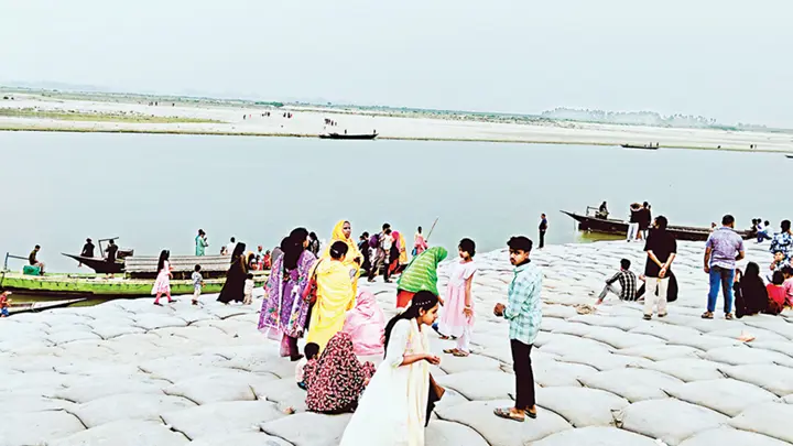 ফুলছড়ি-বাহাদুরাবাদে ফেরি চলাচল বন্ধে কোটি মানুষের দুর্ভোগ