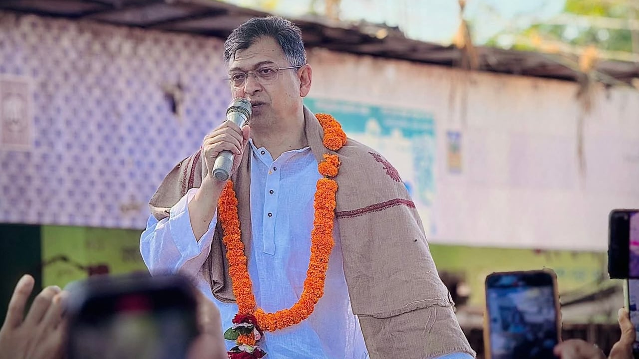 কক্সবাজার-১ আসনে সালাহউদ্দিন আহমদের মনোনয়ন পত্র সংগ্রহ