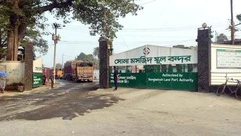 টানা ৮ দিন বন্ধ সোনামসজিদ স্থলবন্দরের আমদানি-রপ্তানি