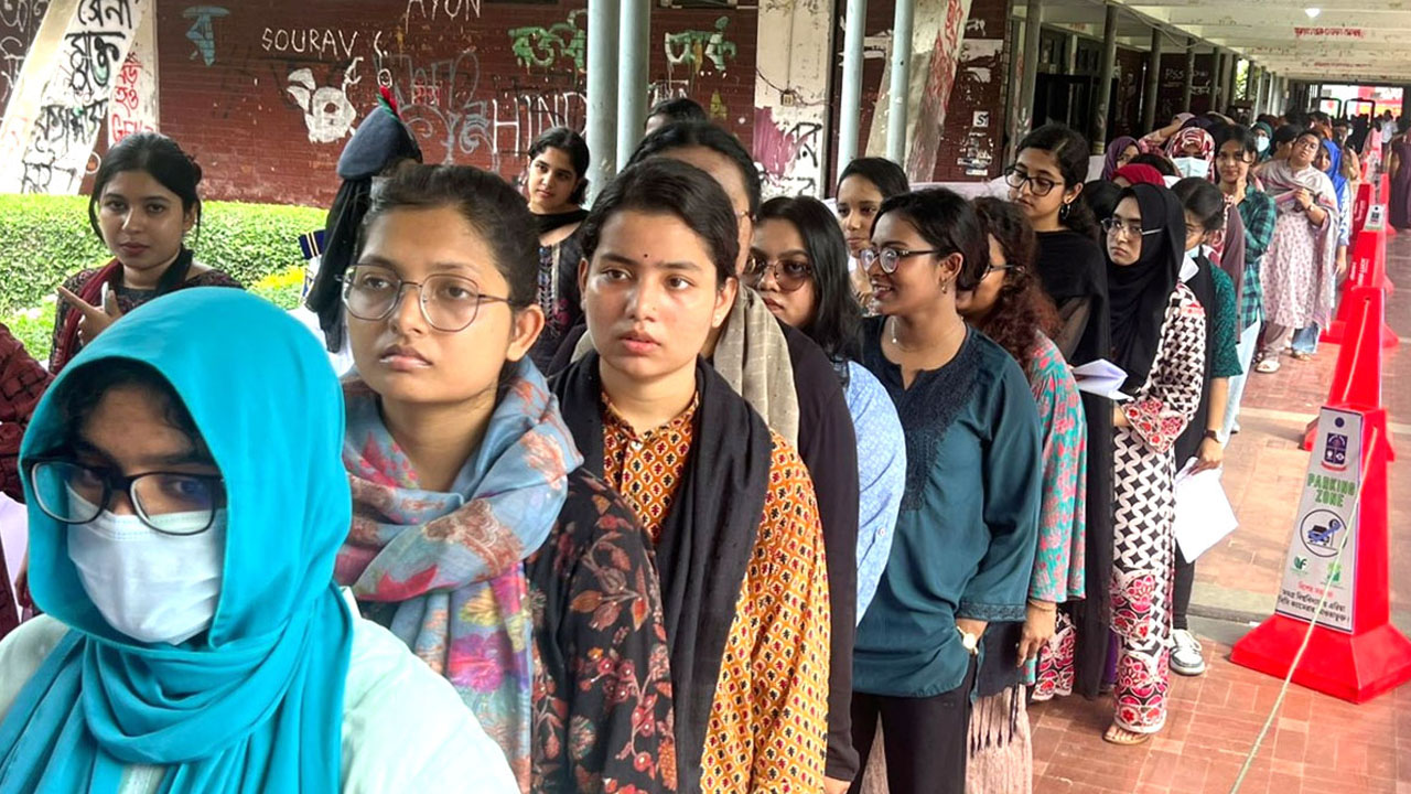 দুপুরের মধ্যেই বেশিরভাগ ভোট কাস্ট, চাপ নেই ভোটারের