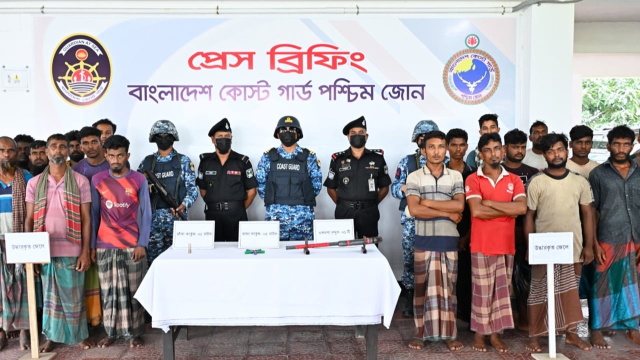কোস্ট গার্ডের অভিযানে ২১ জেলে উদ্ধার, অস্ত্র জব্দ