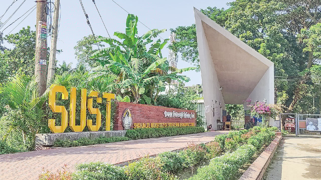 সাত কোটি টাকায় গড়া লেক ভরাট করে নির্মিত হচ্ছে গ্যারেজ